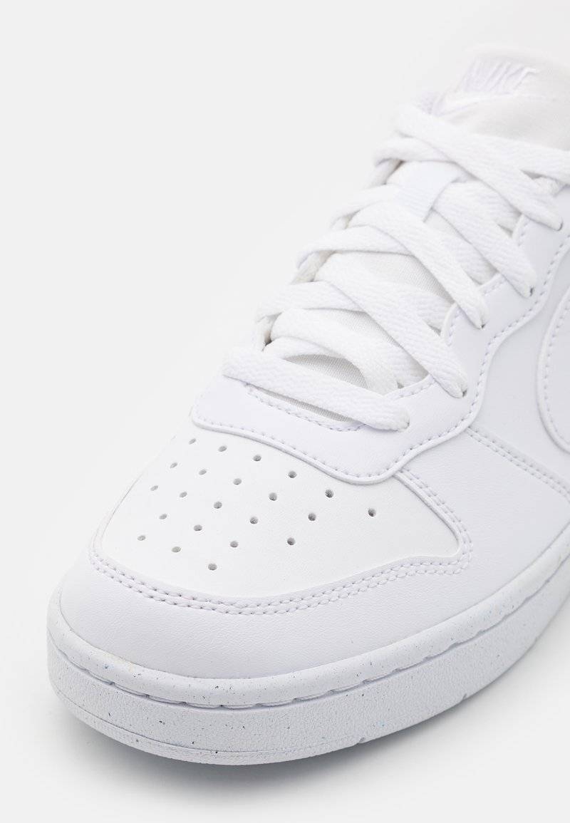 Nike Sportswear Nike Sportswear COURT BOROUGH RECRAFT UNISEX - Trainers - white 50% Rabatt mit kostenlosem Versand