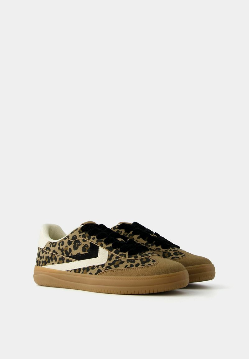 Bershka Bershka RETRO ANIMAL PRINT - Trainers Outlet