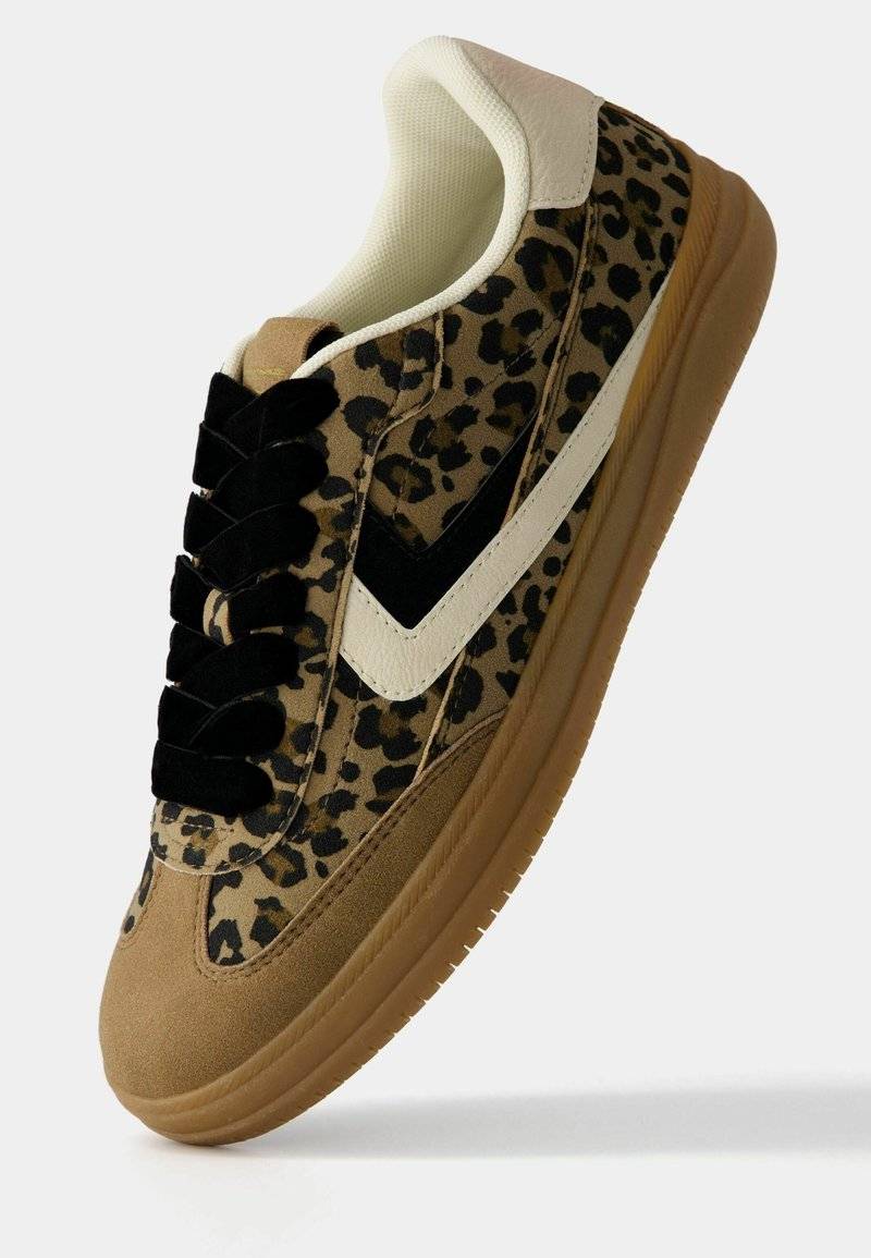 Bershka Bershka RETRO ANIMAL PRINT - Trainers Outlet