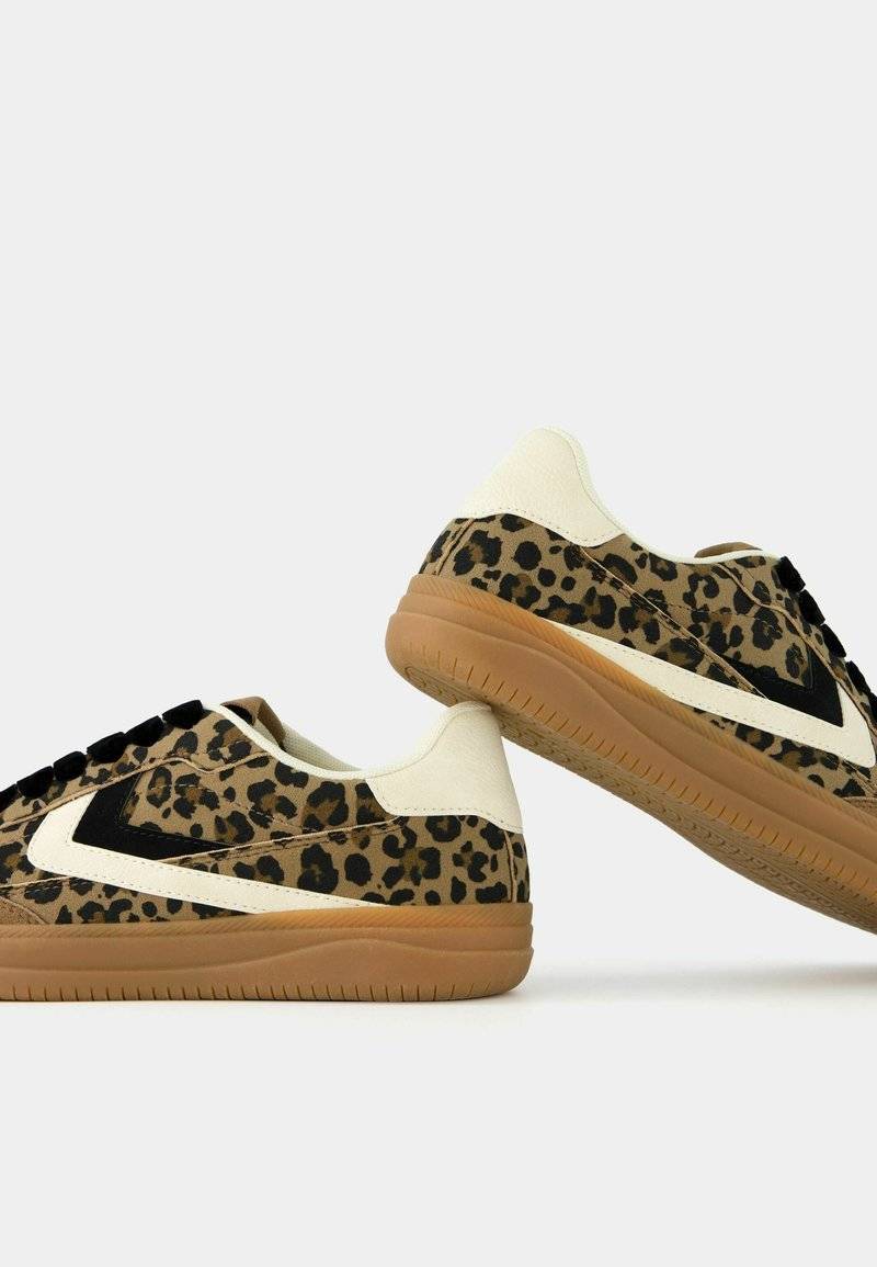 Bershka Bershka RETRO ANIMAL PRINT - Trainers Outlet