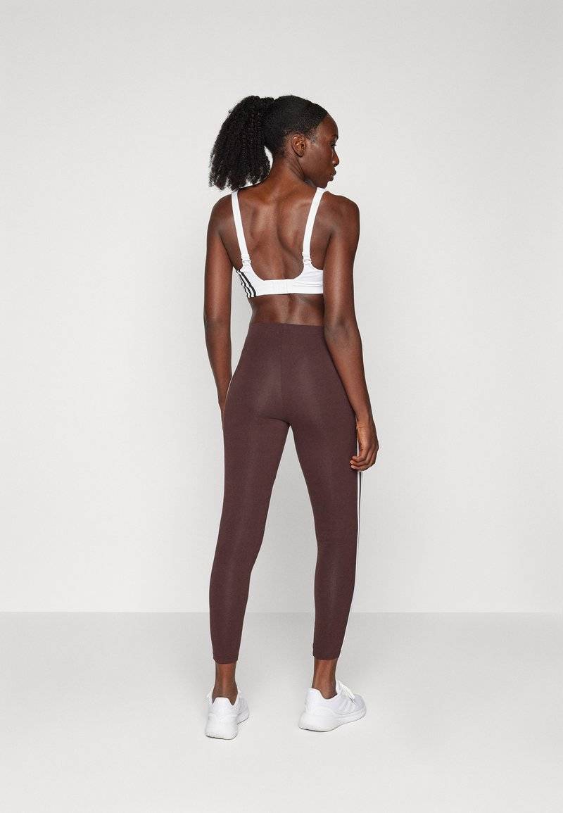 adidas Sportswear adidas Sportswear ESSENTIALS 3 STRIPES HIGH WAISTED - Leggings - shadow brown Bis zu 55% Rabatt