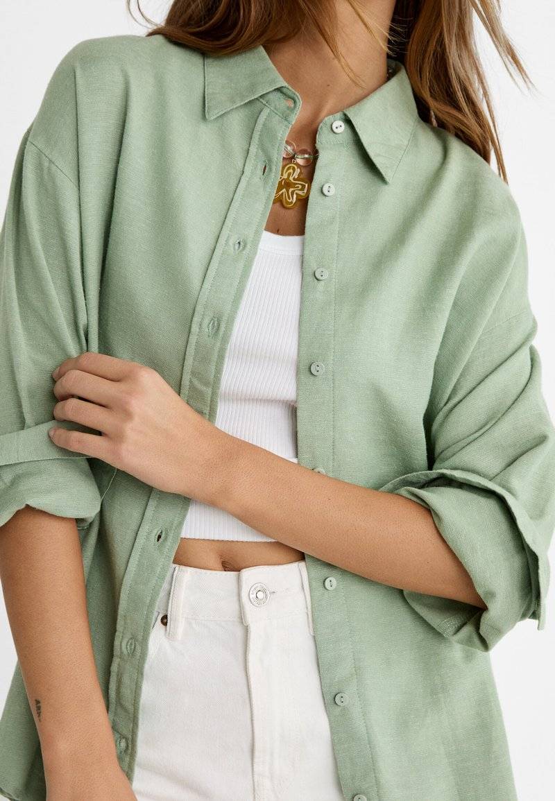 Stradivarius Stradivarius RUSTIKALES DAILY - Button-down blouse - khaki Limitierter Zeitrabatt