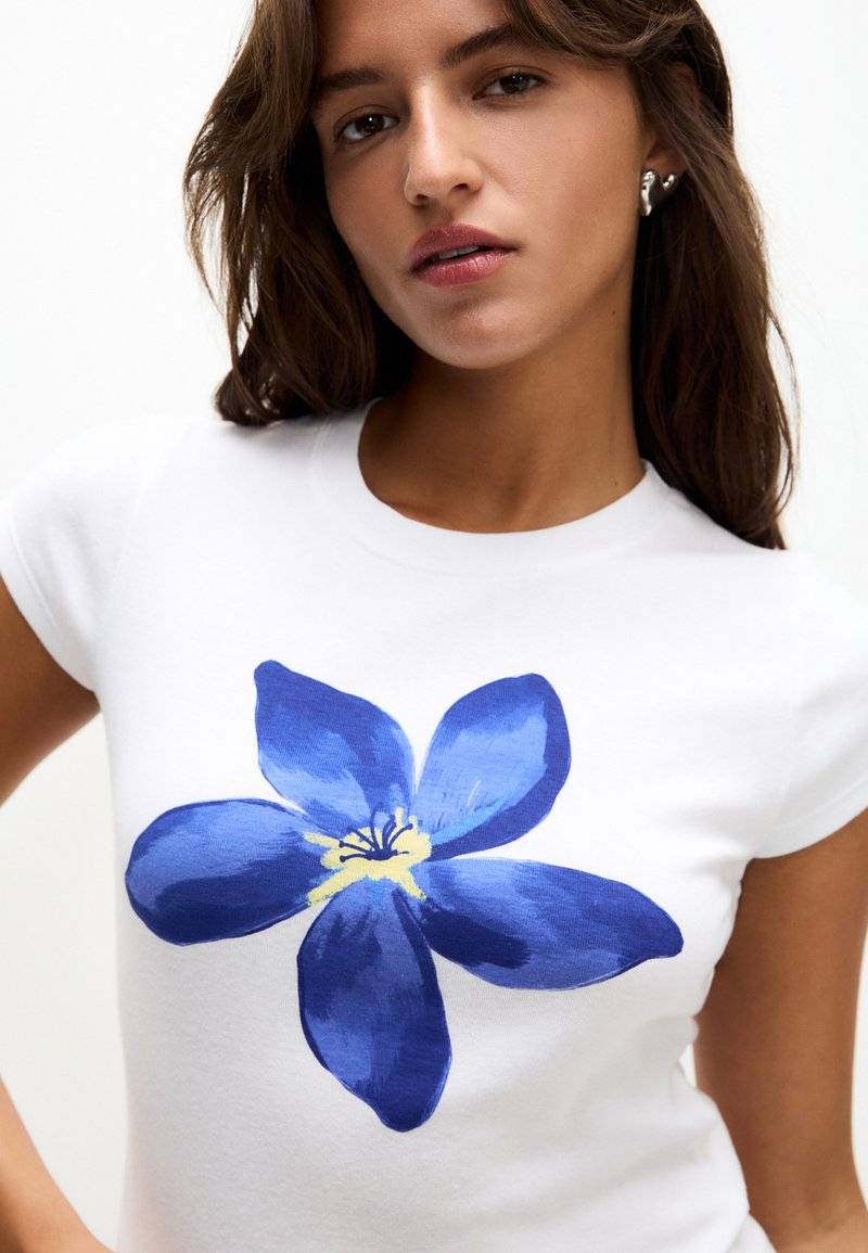 PULL&BEAR PULL&BEAR SHORT SLEEVE FLORAL - Print T-shirt - white Fabrik Onlineshop