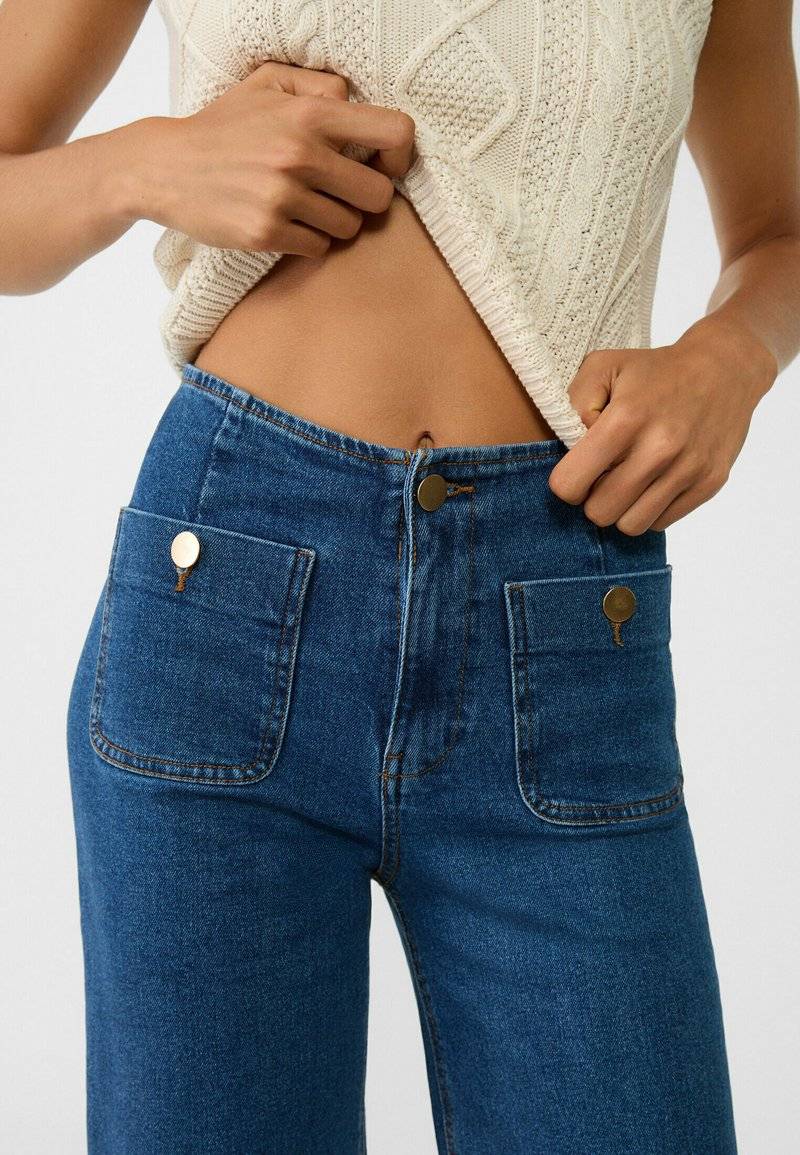 Stradivarius Stradivarius MINIMALIST WITH POCKETS - Flared Jeans - royal blue Rabatt