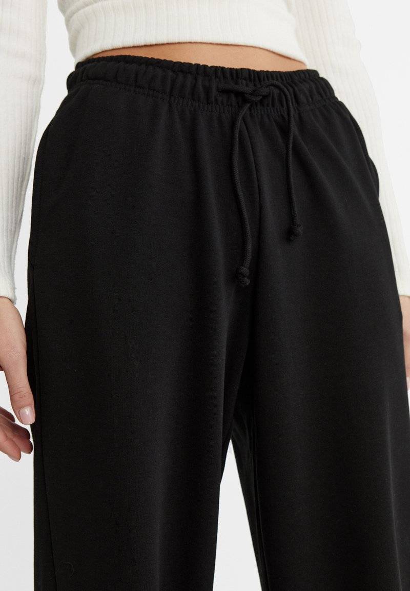 Stradivarius Stradivarius WIDE-LEG JOGGER - Tracksuit bottoms - black Cyber Monday
