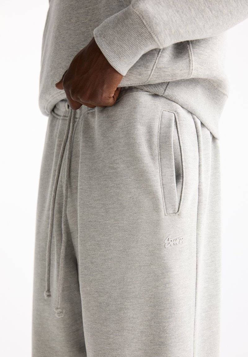 PULL&BEAR PULL&BEAR WIDE JOGGERS - Tracksuit bottoms - light grey Osterangebot