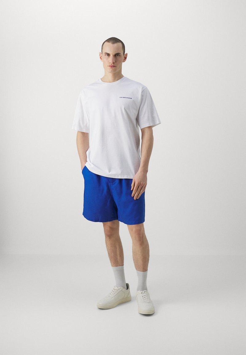Les Benjamins Les Benjamins RELAXED TEE UNISEX - Print T-shirt - white Muttertagsangebot