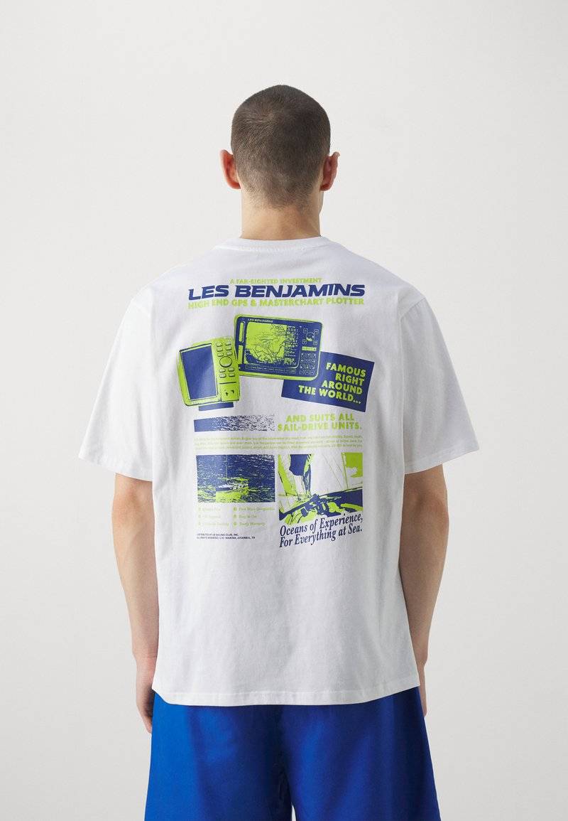 Les Benjamins Les Benjamins RELAXED TEE UNISEX - Print T-shirt - white Muttertagsangebot