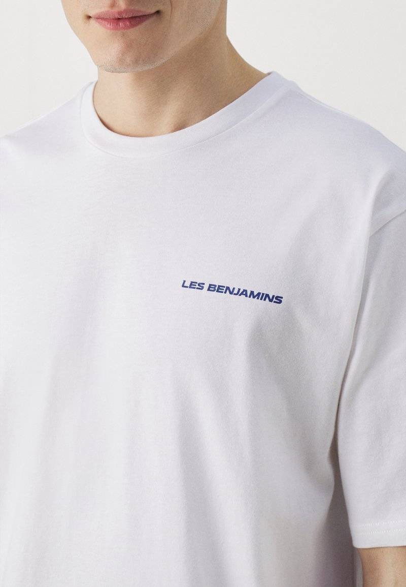Les Benjamins Les Benjamins RELAXED TEE UNISEX - Print T-shirt - white Muttertagsangebot