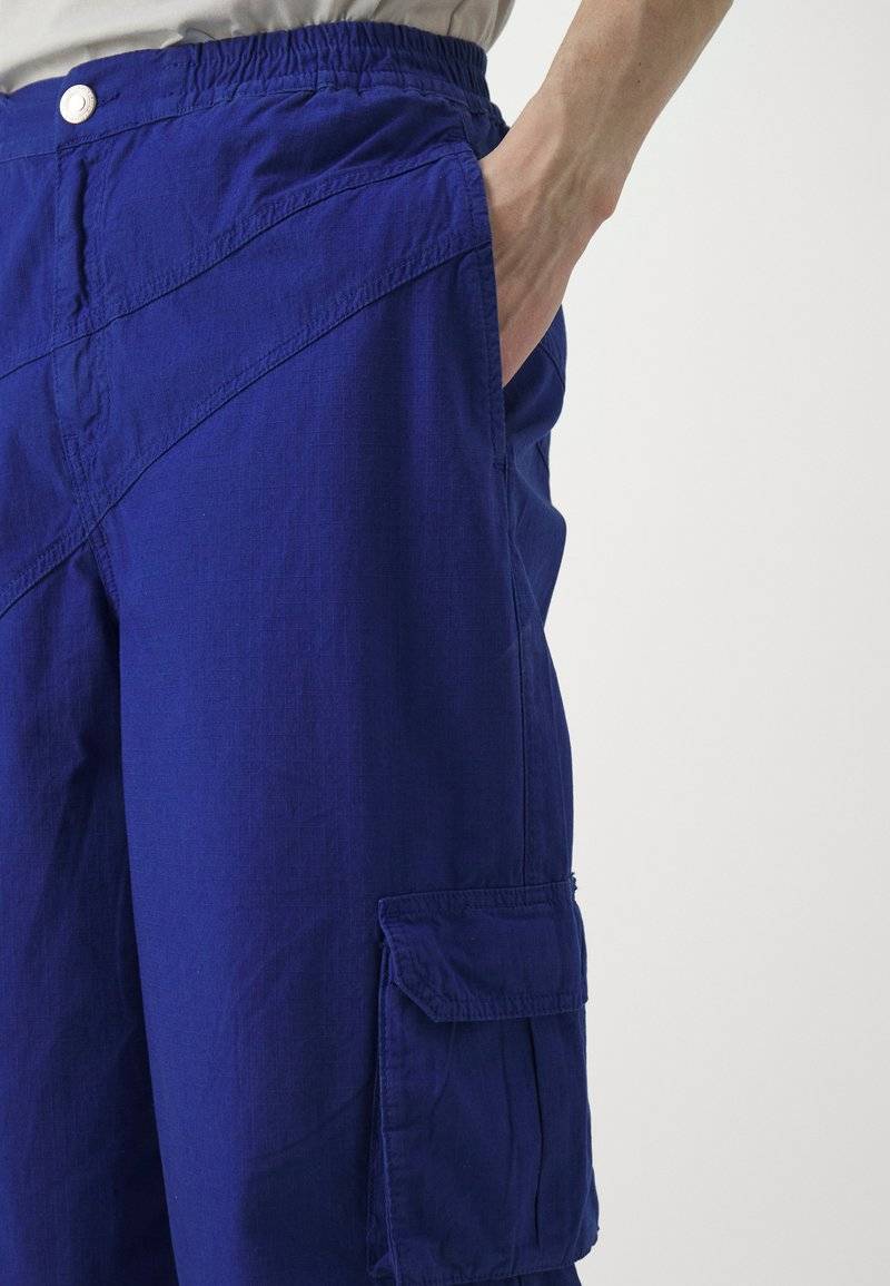 Les Benjamins Les Benjamins PANT UNISEX - Cargo trousers - blue Blitzangebot