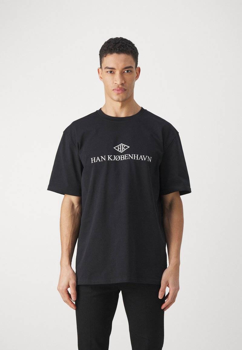 Han Kjøbenhavn Han Kjøbenhavn LOGO BOXY TEE UNISEX - Print T-shirt - black Kostenlose Rückgabe