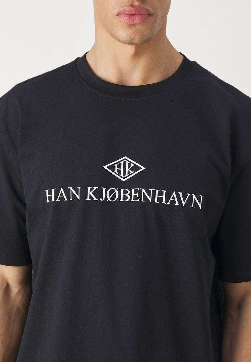 Han Kjøbenhavn Han Kjøbenhavn LOGO BOXY TEE UNISEX - Print T-shirt - black Kostenlose Rückgabe