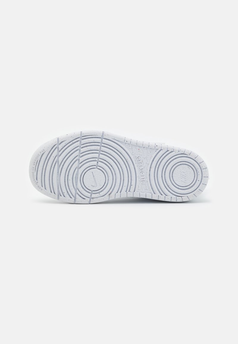 Nike Sportswear Nike Sportswear COURT BOROUGH RECRAFT UNISEX - Trainers - white Lagerräumung