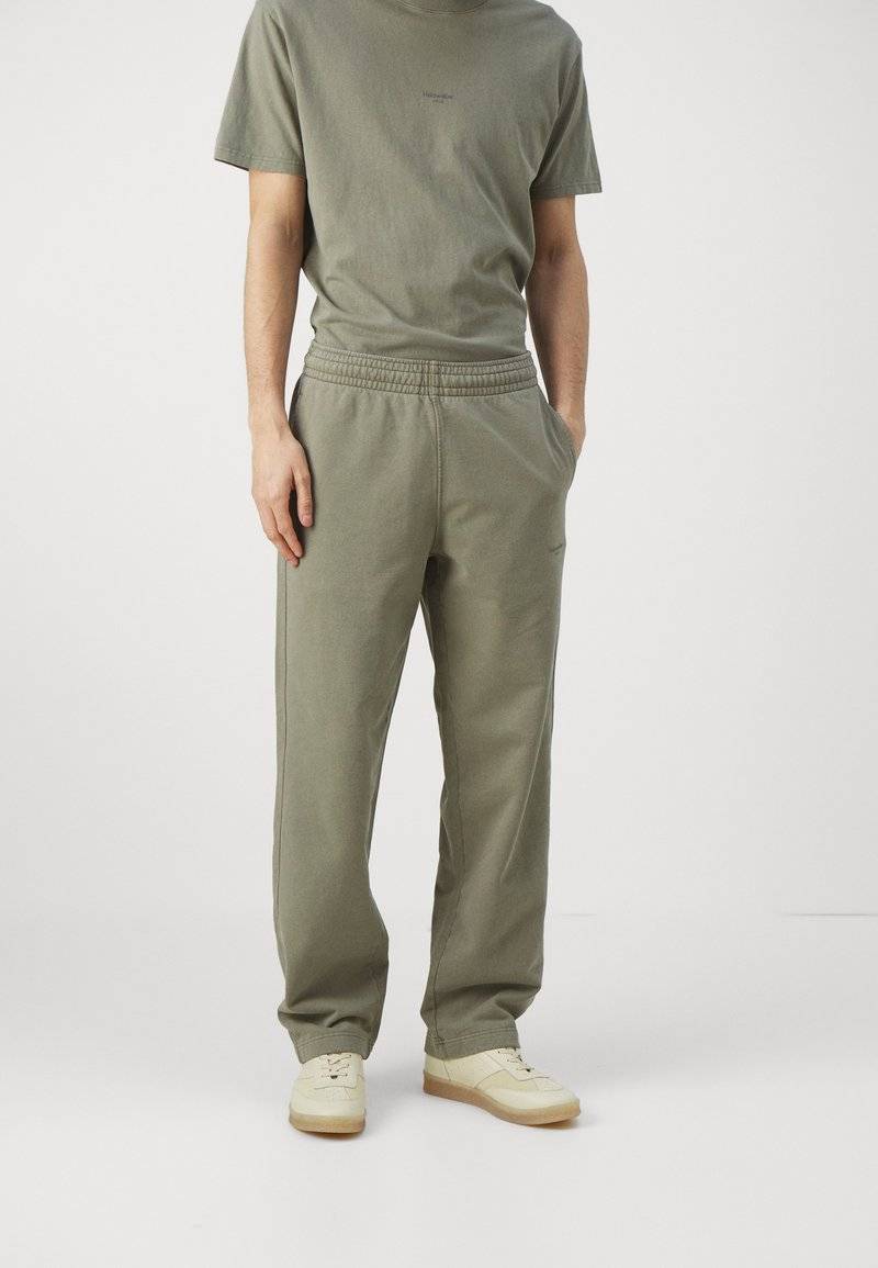 Holzweiler Holzweiler LAGOON OSLO TROUSERS UNISEX - Tracksuit bottoms - green Outlet