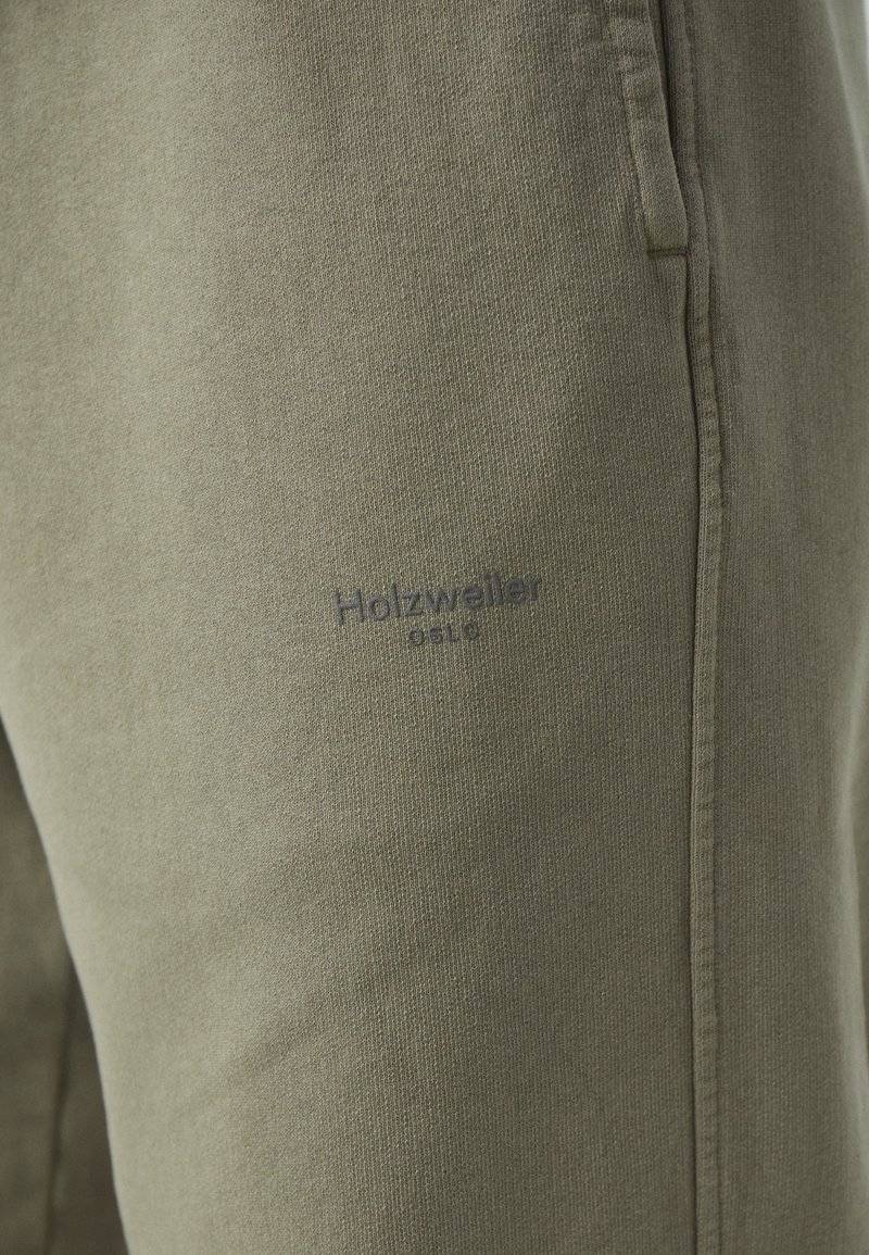 Holzweiler Holzweiler LAGOON OSLO TROUSERS UNISEX - Tracksuit bottoms - green Outlet