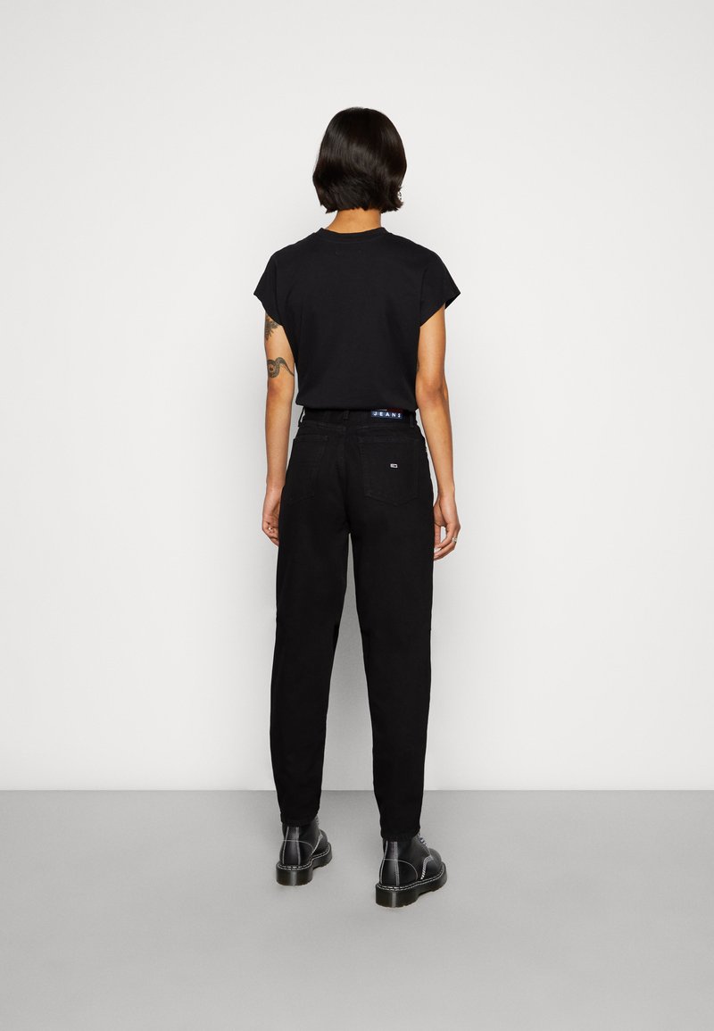 Tommy Jeans Tommy Jeans MOM ULTRA HIGH RISE JEAN TAPERED - Relaxed fit jeans - denim black Günstiger Verkauf