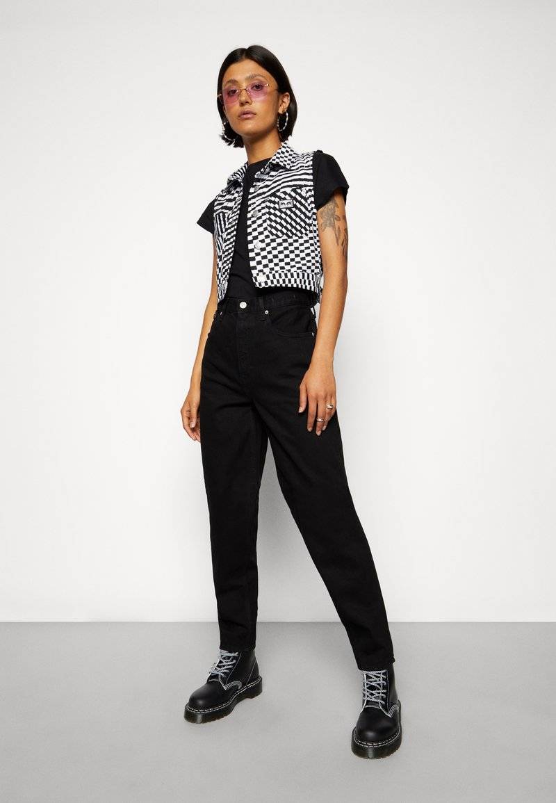 Tommy Jeans Tommy Jeans MOM ULTRA HIGH RISE JEAN TAPERED - Relaxed fit jeans - denim black Günstiger Verkauf