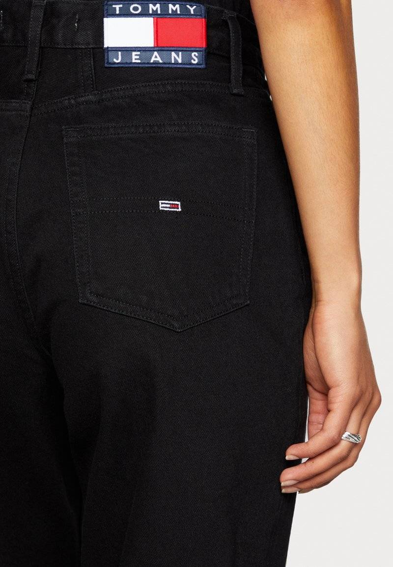 Tommy Jeans Tommy Jeans MOM ULTRA HIGH RISE JEAN TAPERED - Relaxed fit jeans - denim black Günstiger Verkauf