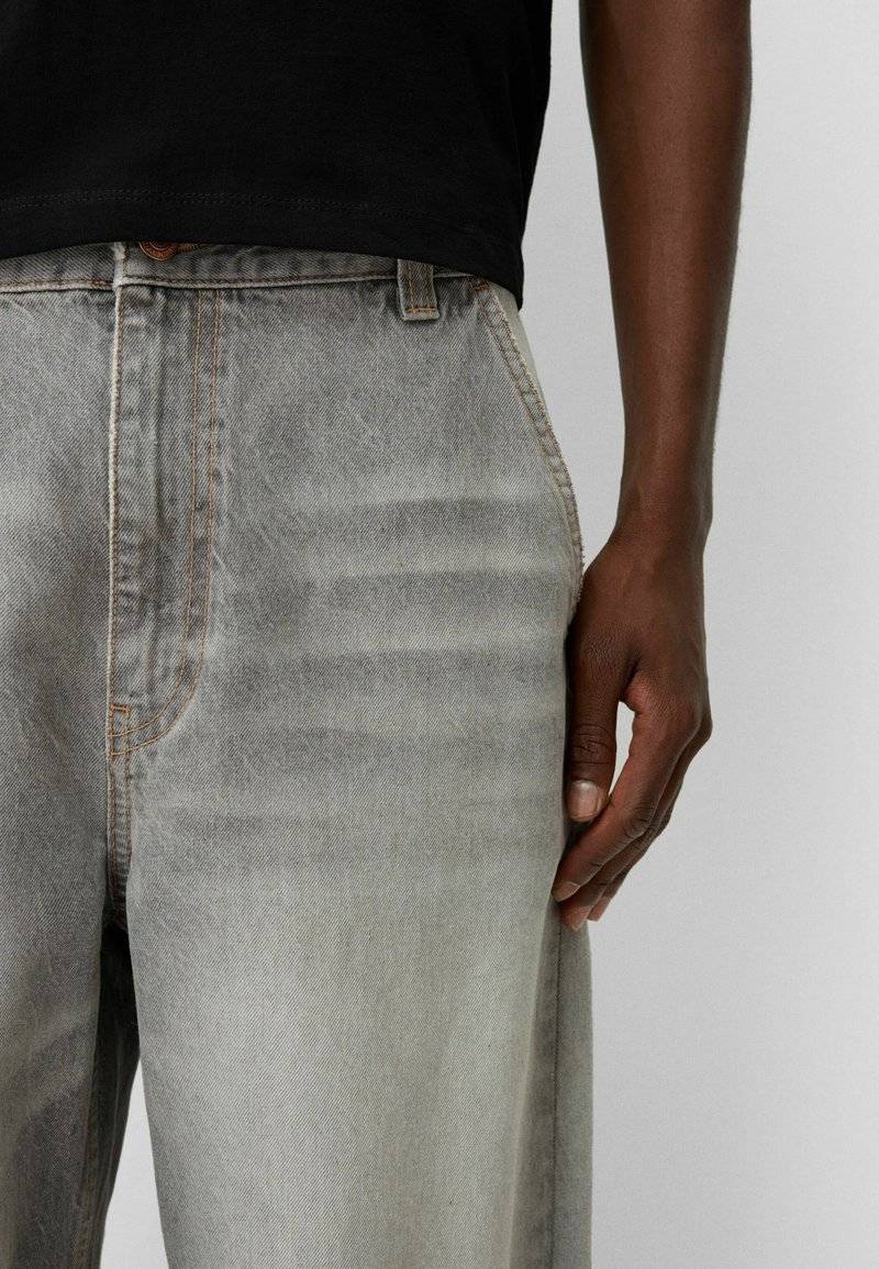 Bershka Bershka Relaxed fit jeans - light grey Fabrikpreis
