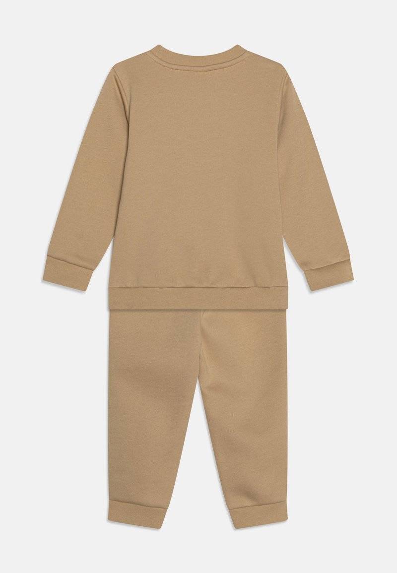 Puma Puma MINICATS EMBROIDERY UNISEX SET - Tracksuit - prairie tan Kauf eins, bekomm eins gratis
