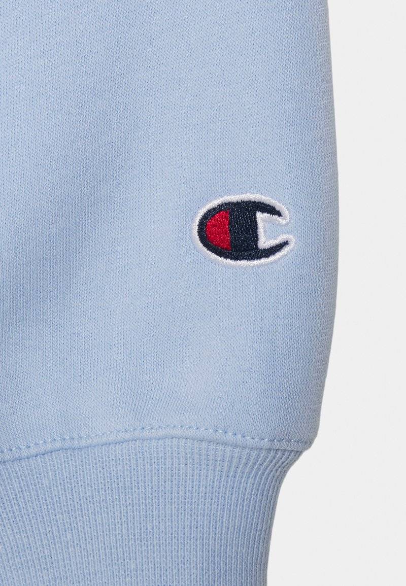 Champion Champion EXCLUSIVE CREWNECK UNISEX - Sweatshirt - light blue Kostenlose Rückgabe