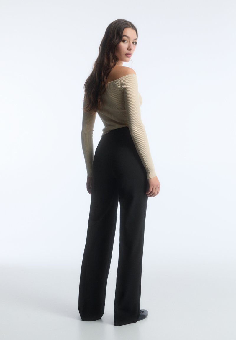 PULL&BEAR PULL&BEAR IM REGULAR-FIT MIT ZIERNAHT VORNE - Trousers - black Exklusivangebot