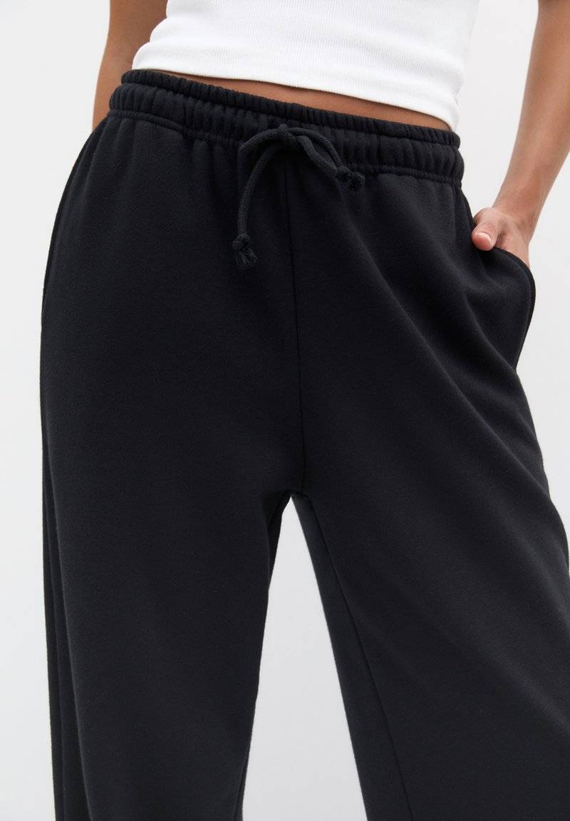 PULL&BEAR PULL&BEAR WIDE-LEG - Tracksuit bottoms - black Muttertagsangebot