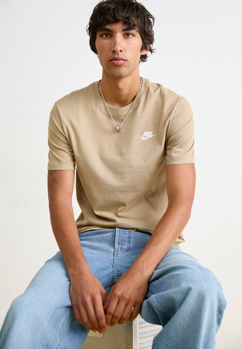 Nike Sportswear Nike Sportswear CLUB TEE - Basic T-shirt - khaki Valentinstagsangebot