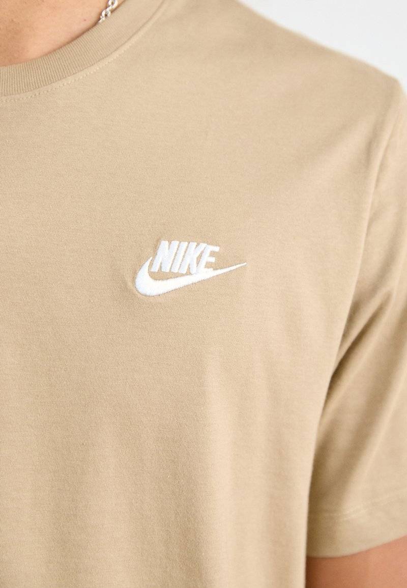 Nike Sportswear Nike Sportswear CLUB TEE - Basic T-shirt - khaki Valentinstagsangebot