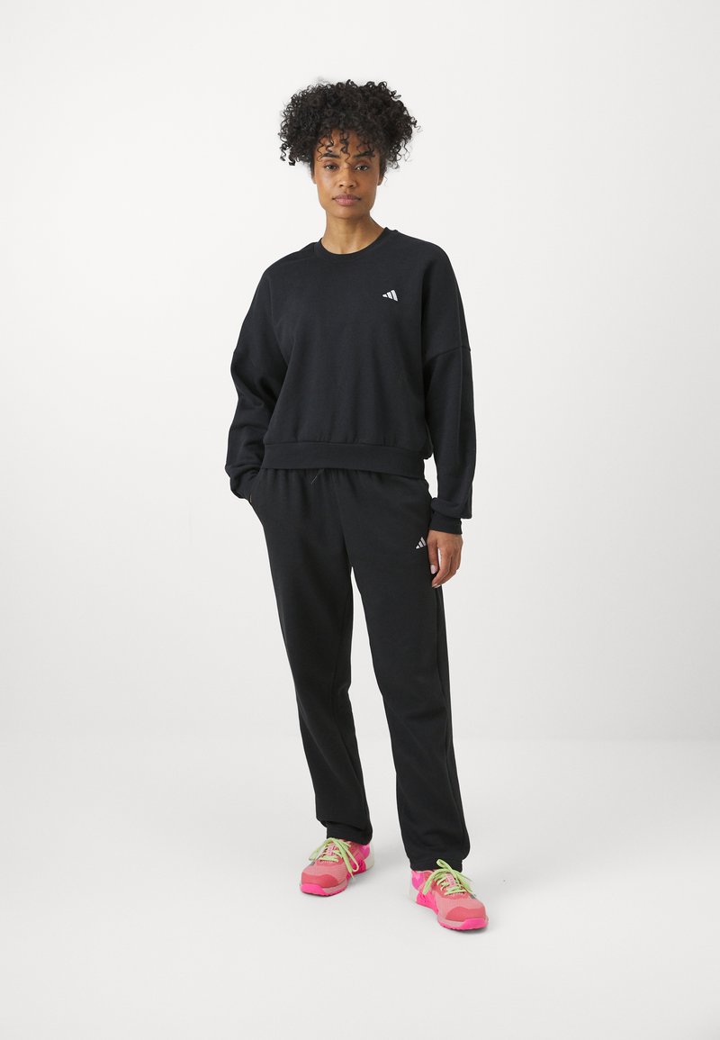 adidas Sportswear adidas Sportswear ESSENTIALS SMALL LOGO FEEL COZY OPEN HEM PANT - Tracksuit bottoms - black Fabrikverkauf
