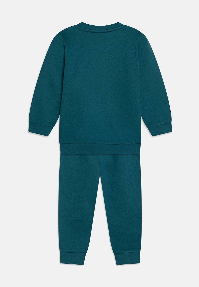 Puma Puma MINICATS CREW UNISEX SET - Tracksuit - cold green Kostenloser Versand
