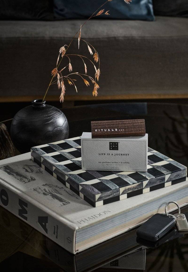 Rituals Rituals CAR PERFUME "LIFE IS A JOURNEY" SPORT - LEATHER, TONKA BEAN & HERBACEOUS PATCHOULI - Home fragrance Bis zu 55% Rabatt