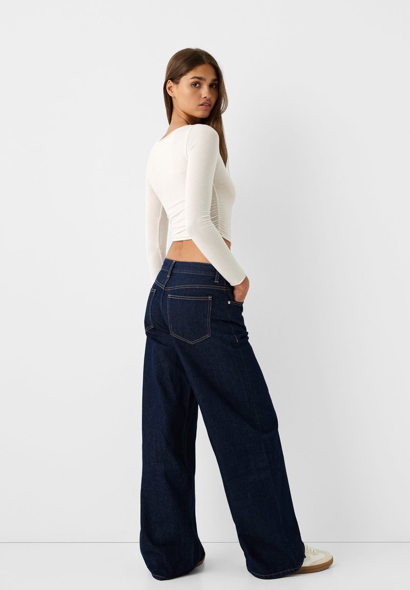 Bershka Bershka WIDE-LEG - Relaxed fit jeans - royal blue zollfrei