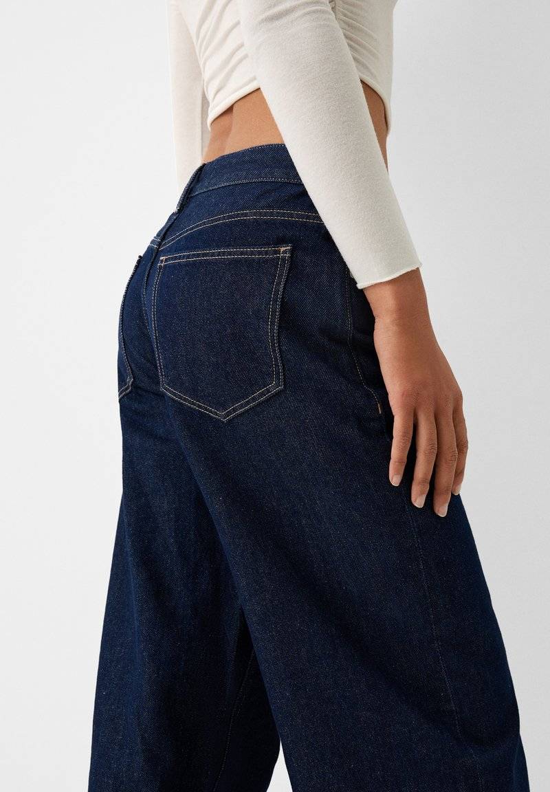 Bershka Bershka WIDE-LEG - Relaxed fit jeans - royal blue zollfrei
