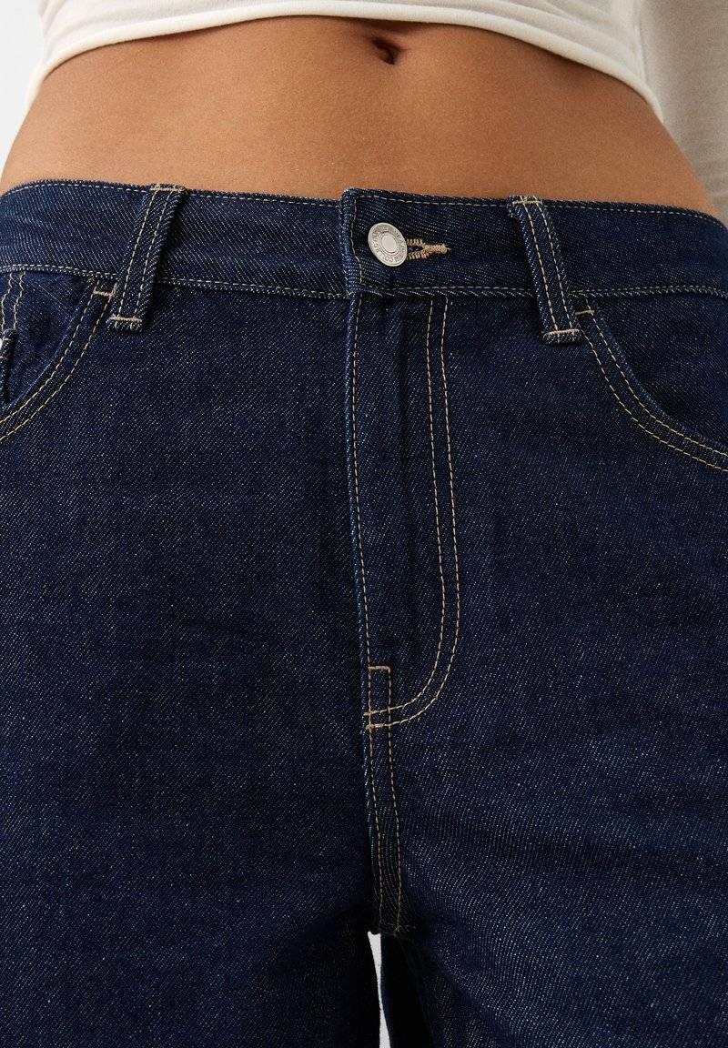 Bershka Bershka WIDE-LEG - Relaxed fit jeans - royal blue zollfrei