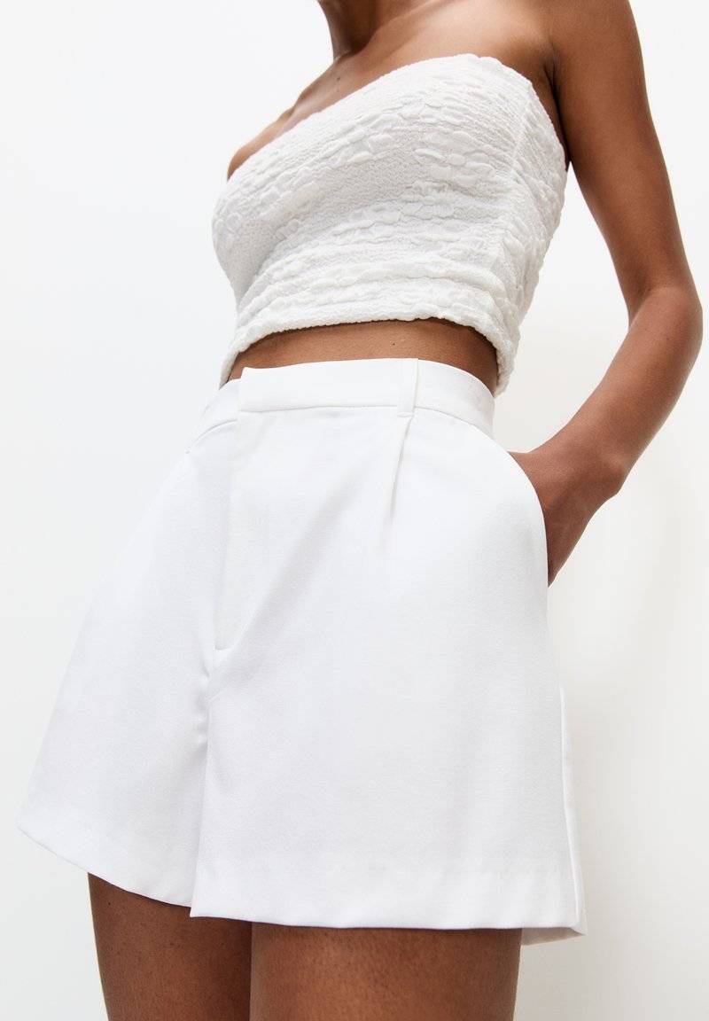 PULL&BEAR PULL&BEAR DARTED - BERMUDA - Shorts - white Blitzverkäufe