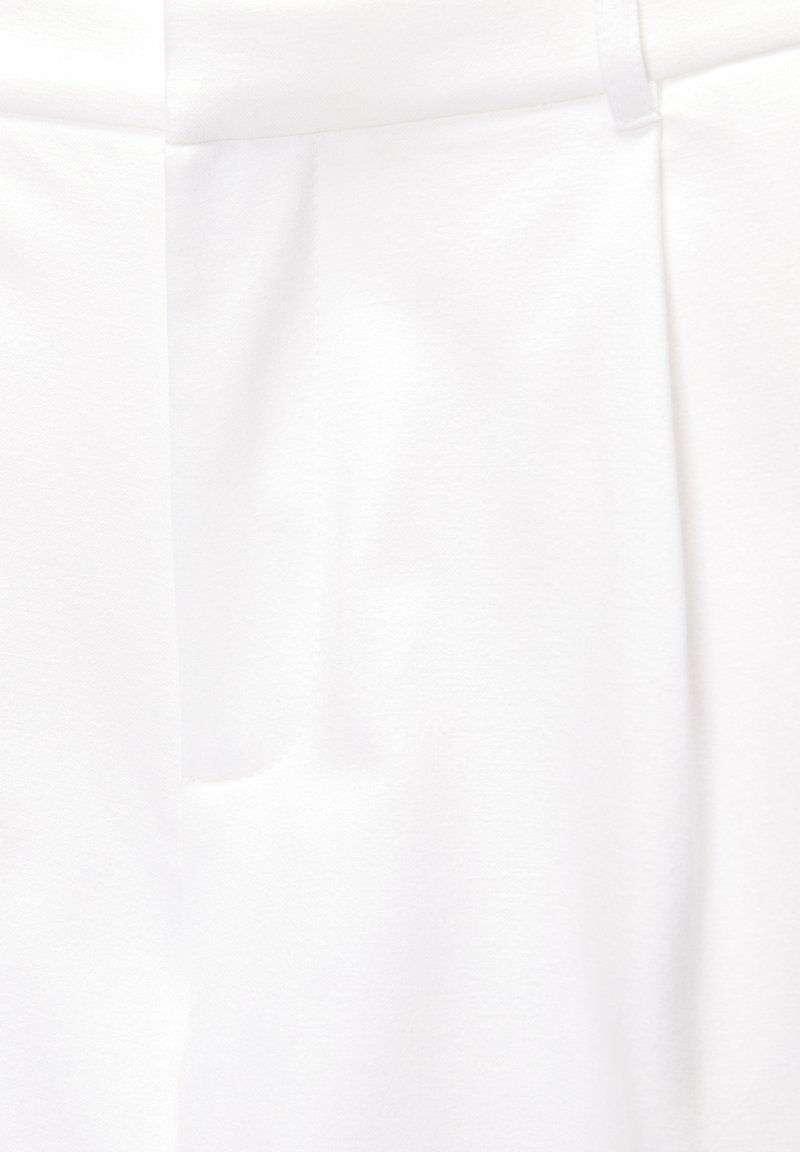 PULL&BEAR PULL&BEAR DARTED - BERMUDA - Shorts - white Blitzverkäufe