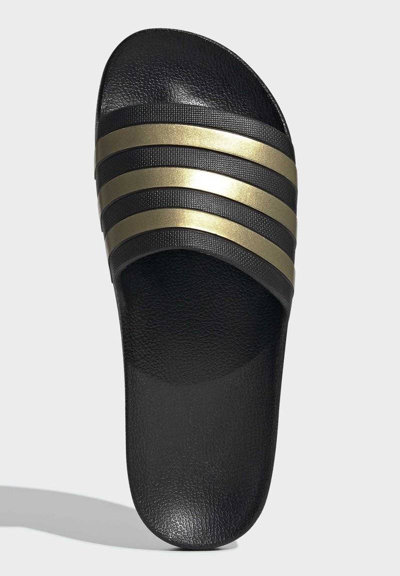 adidas Sportswear adidas Sportswear ADILETTE AQUA - Pool slides - core black gold met core black Lagerräumung