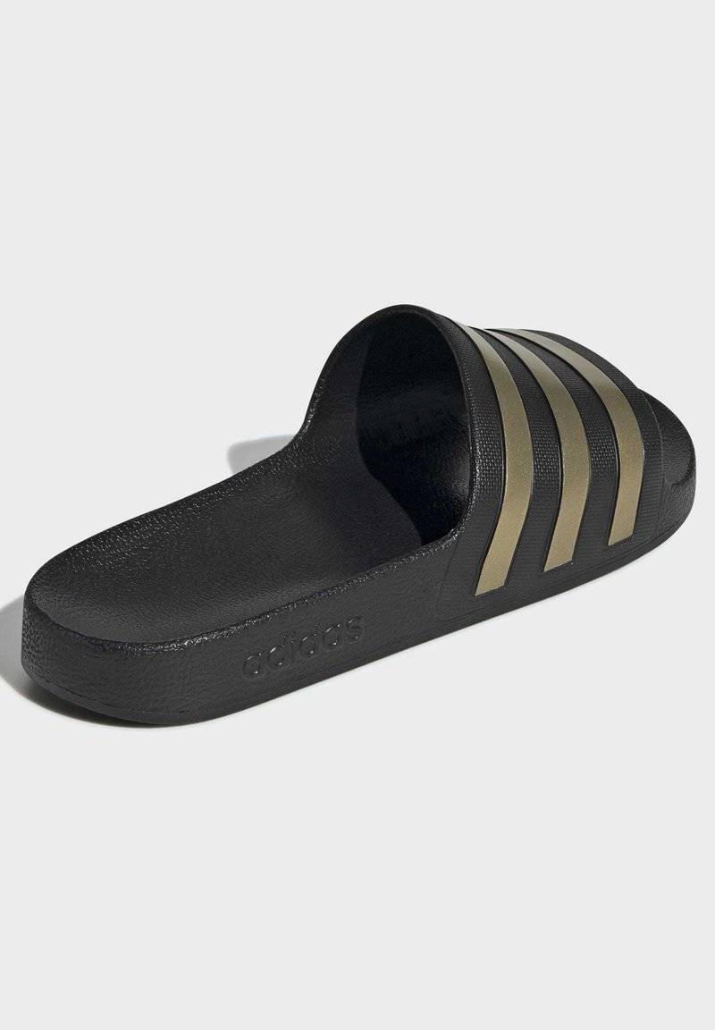 adidas Sportswear adidas Sportswear ADILETTE AQUA - Pool slides - core black gold met core black Lagerräumung