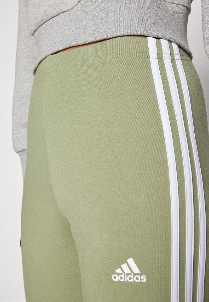 adidas Sportswear adidas Sportswear ESSENTIALS 3 STRIPES HIGH WAISTED - Leggings - tent green Große Rabatte