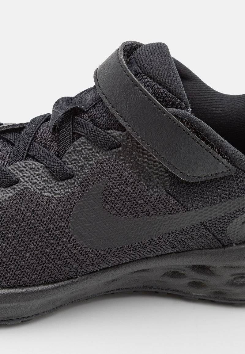 Nike Performance Nike Performance NIKE REVOLUTION 6 FLYEASE (PS - Neutral running shoes - black Saisonale Angebote