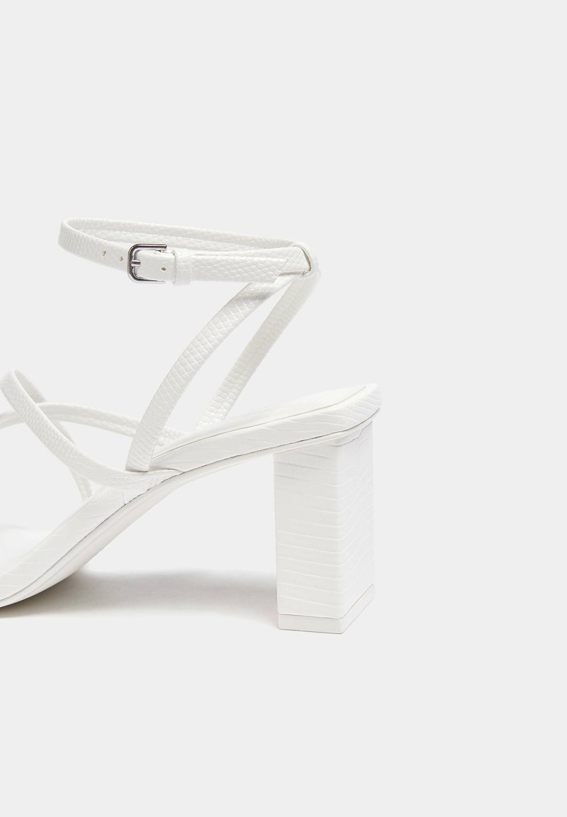 PULL&BEAR PULL&BEAR WITH CROSSOVER STRAPS - Sandals - white Tiefpreis