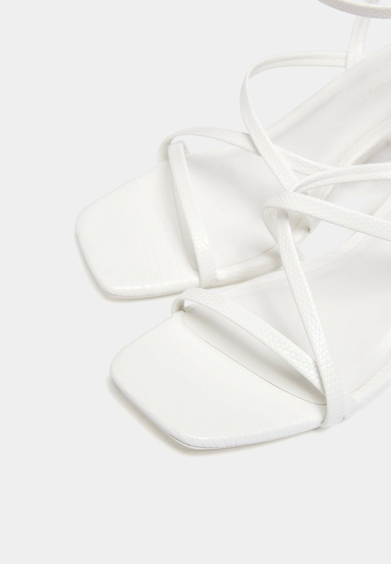 PULL&BEAR PULL&BEAR WITH CROSSOVER STRAPS - Sandals - white Tiefpreis