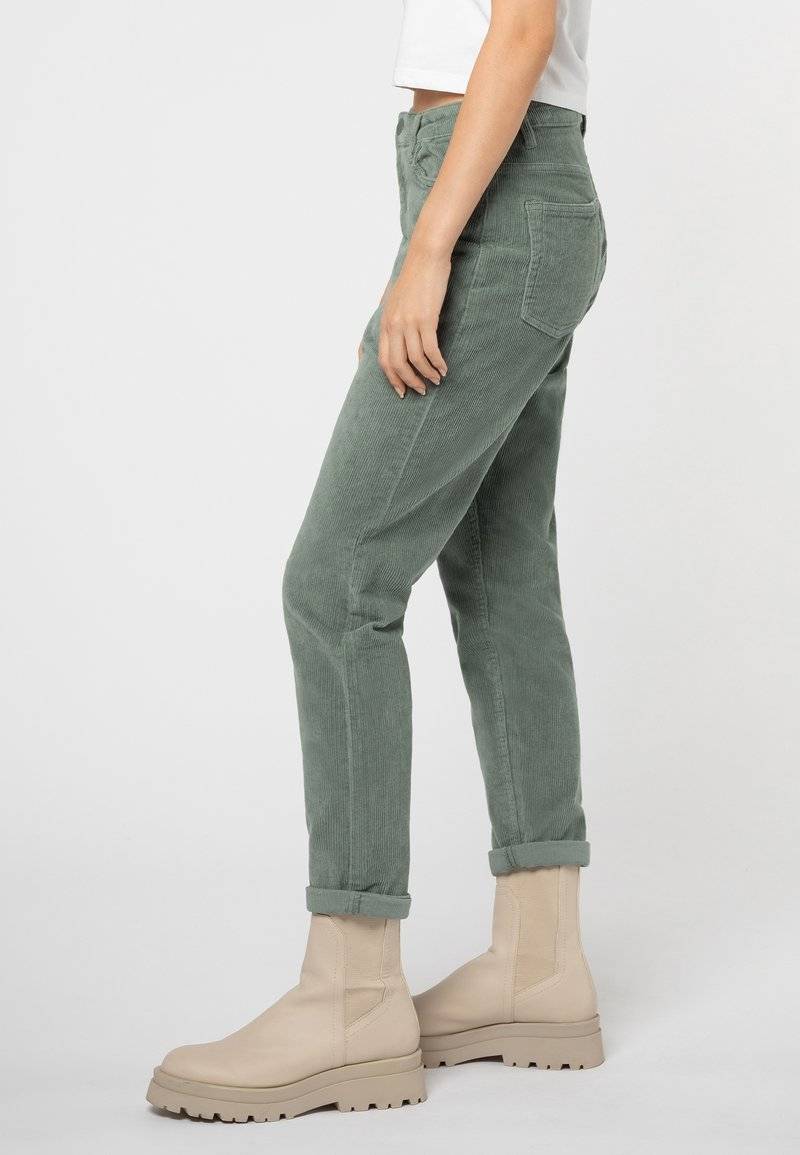 Eight 2 Nine Eight 2 Nine Trousers - middle green Großer Ausverkauf