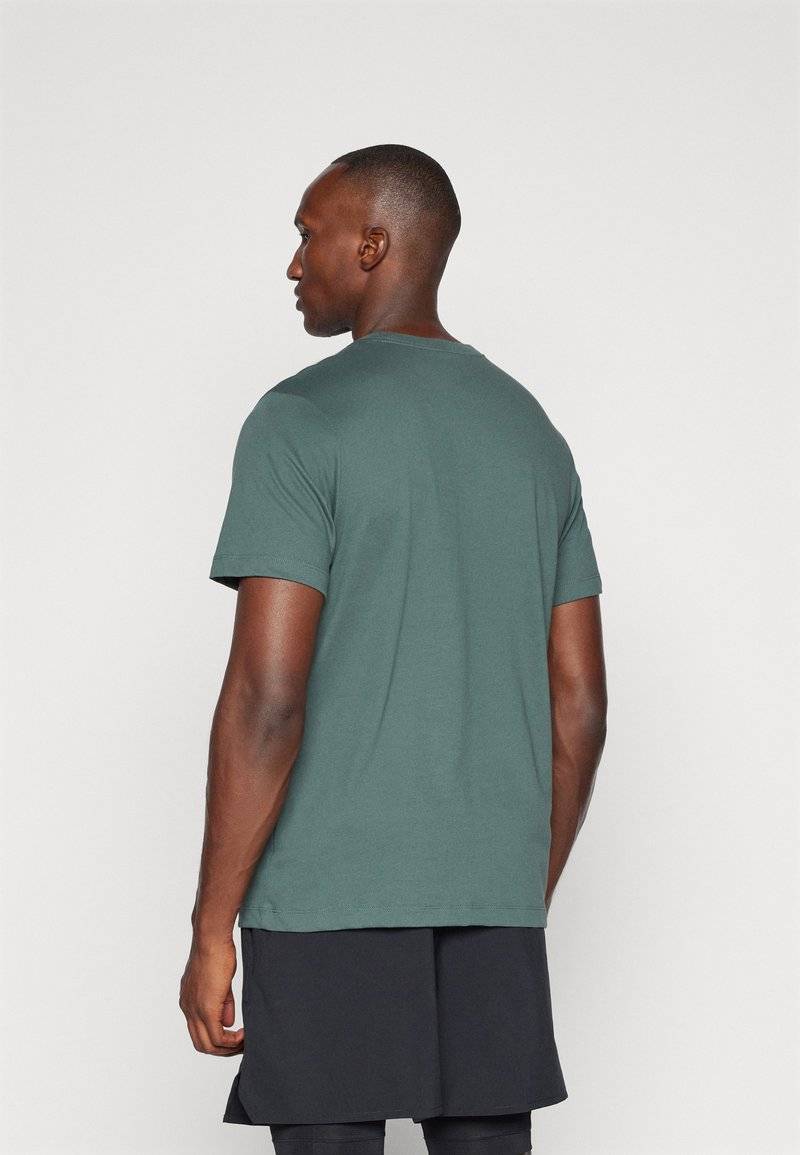 Nike Performance Nike Performance TEE CREW SOLID - Sports T-shirt - vintage green 50% Rabatt mit kostenlosem Versand