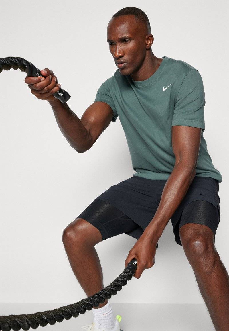 Nike Performance Nike Performance TEE CREW SOLID - Sports T-shirt - vintage green 50% Rabatt mit kostenlosem Versand