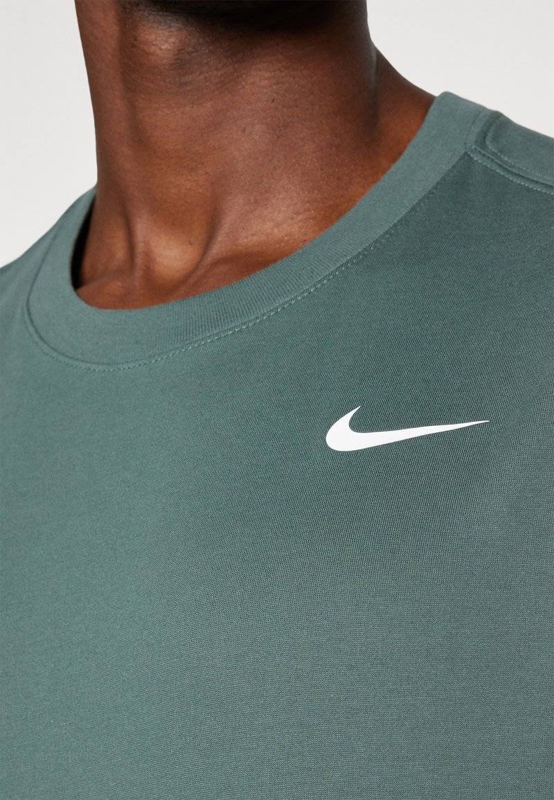 Nike Performance Nike Performance TEE CREW SOLID - Sports T-shirt - vintage green 50% Rabatt mit kostenlosem Versand