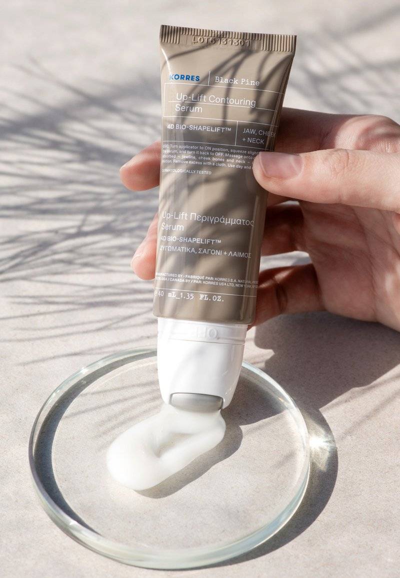 KORRES KORRES BLACK PINE 4D BIOSHAPELIFT™ FIRMING AND RE-CONTOURING SERUM - Serum Fabrikladen