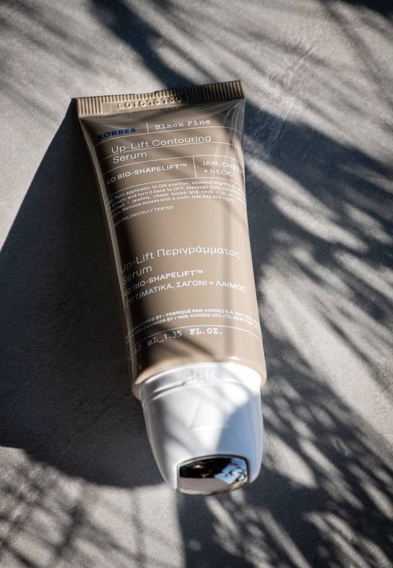 KORRES KORRES BLACK PINE 4D BIOSHAPELIFT™ FIRMING AND RE-CONTOURING SERUM - Serum Fabrikladen
