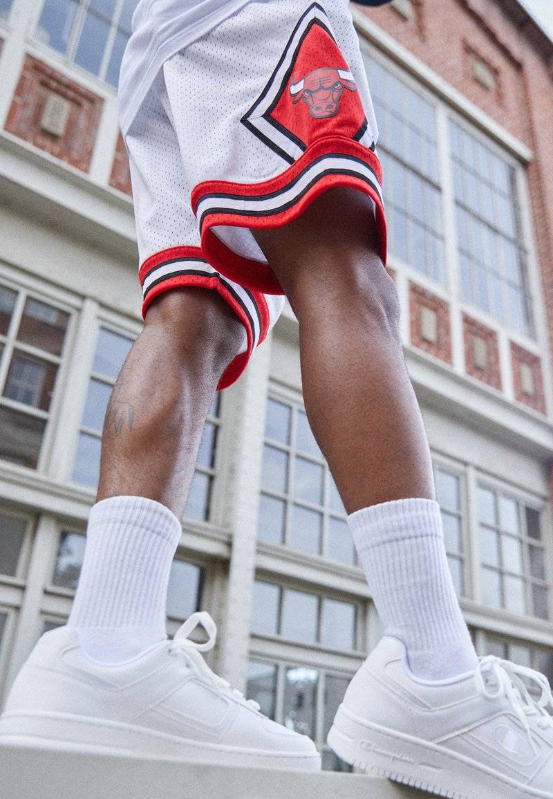 Mitchell & Ness Mitchell & Ness NBA CHICAGO BULLS SWINGMAN SHORT - Sports shorts - white Valentinstagsangebot